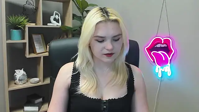 Snapshot of SweetLilyxo chatting on 04/22/26, 06:31 SweetLilyxo online show from 04/22/26, 06:31