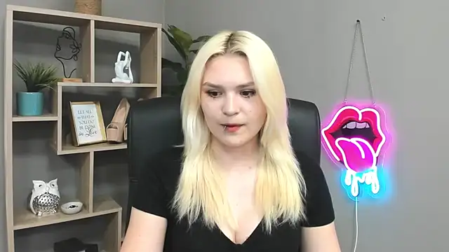Snapshot of SweetLilyxo chatting on 05/25/26, 01:21 SweetLilyxo online show from 05/25/26, 01:21