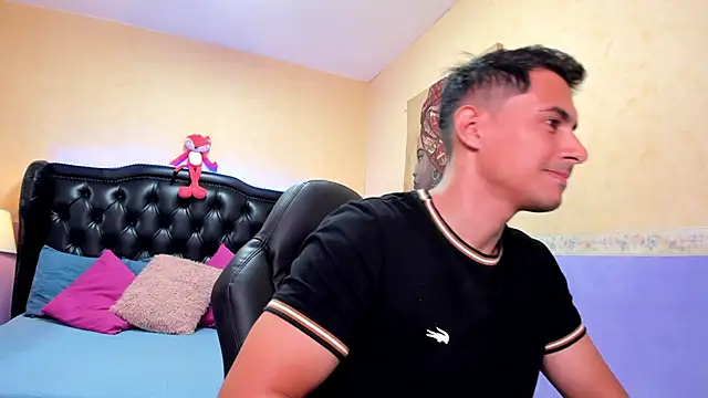 Snapshot of Mike_Conors chatting on 02/04/26, 01:33 Mike Conors online show from 02/04/26, 01:33