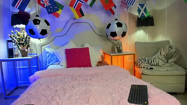 niicole garner online show from 06/17/26, 04:39