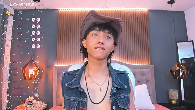 Snapshot of Noa_03 chatting on 02/04/26, 01:06 Noa 03 online show from 02/04/26, 01:06