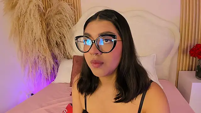 rebeca taylor online show from 04/18/26, 03:20