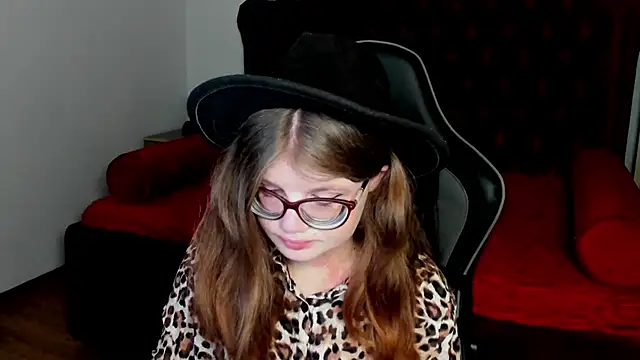 ChloeHalses online show from 04/22/26, 05:03