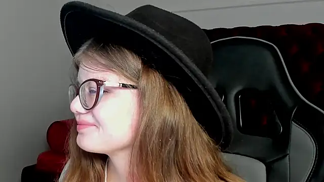 ChloeHalses online show from 04/19/26, 05:03
