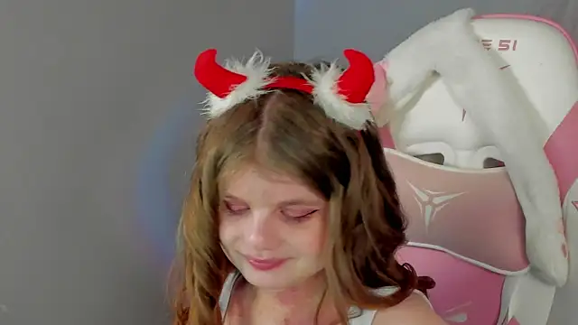 ChloeHalses online show from 05/17/26, 05:02