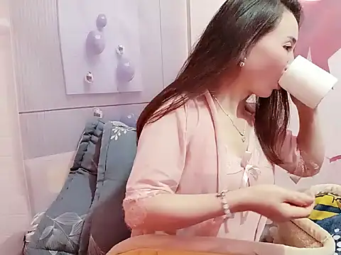 Snapshot of Hello-Kitty001 chatting on 02/11/26, 07:30 Hello-Kitty001 online show from 02/11/26, 07:30