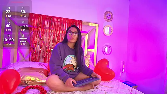 Snapshot of Emma_Sanz__ chatting on 02/11/26, 01:44 Emma Sanz online show from 02/11/26, 01:44