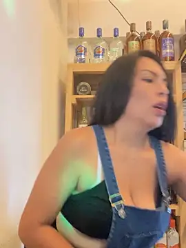 Snapshot of Emma_Sanz__ chatting on 02/21/26, 01:40 Emma Sanz online show from 02/21/26, 01:40