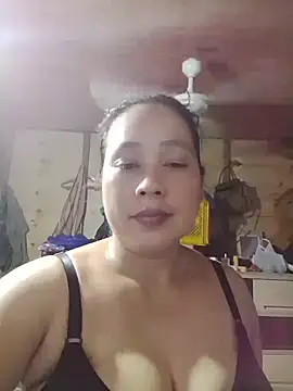 Snapshot of May_Bombs chatting on 06/17/26, 06:02 May Bombs online show from 06/17/26, 06:02