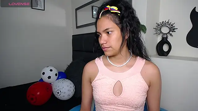 Snapshot of Julieta_Parker chatting on 06/19/26, 02:17 Julieta Parker online show from 06/19/26, 02:17