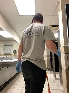 Snapshot of Horus1922 chatting on 02/25/26, 05:35 Horus1922 online show from 02/25/26, 05:35