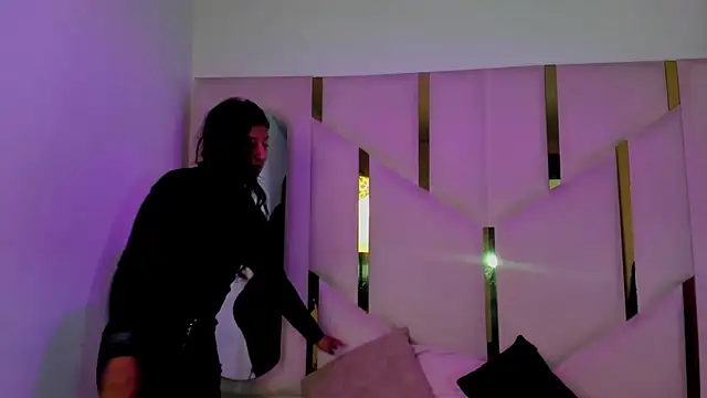 Vaneline2 online show from 04/08/26, 12:06