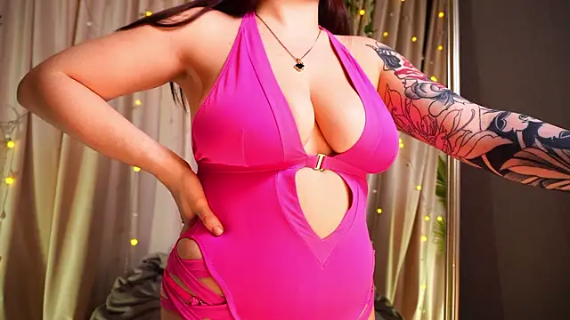 Snapshot of SinfulMoves chatting on 02/09/26, 02:04 SinfulMoves online show from 02/09/26, 02:04