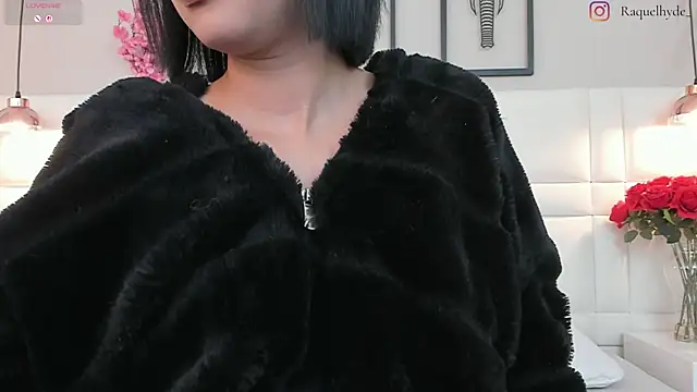 Snapshot of RaquelHyde_ chatting on 07/13/26, 01:43 RaquelHyde online show from 07/13/26, 01:43