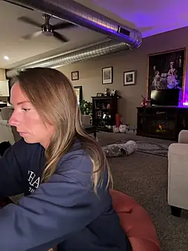 Snapshot of mooviebaby chatting on 02/26/26, 01:27 mooviebaby online show from 02/26/26, 01:27