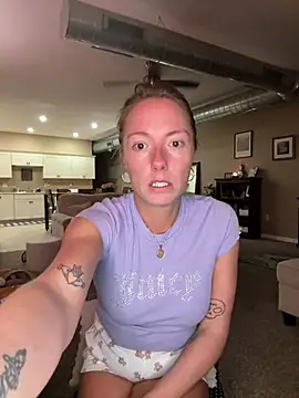 Snapshot of mooviebaby chatting on 02/18/26, 12:30 mooviebaby online show from 02/18/26, 12:30