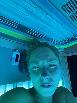 Snapshot of mooviebaby chatting on 04/04/26, 05:52 mooviebaby online show from 04/04/26, 05:52