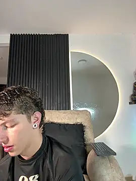 Snapshot of ARON_LUXX chatting on 02/13/26, 03:06 ARON LUXX online show from 02/13/26, 03:06