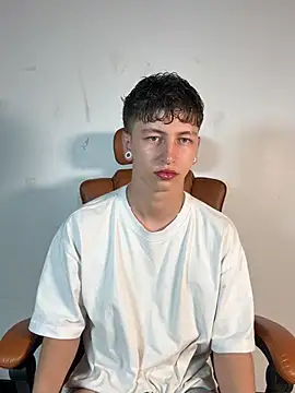 Snapshot of ARON_LUXX chatting on 04/01/26, 02:03 ARON LUXX online show from 04/01/26, 02:03