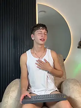 Snapshot of ARON_LUXX chatting on 02/04/26, 03:12 ARON LUXX online show from 02/04/26, 03:12