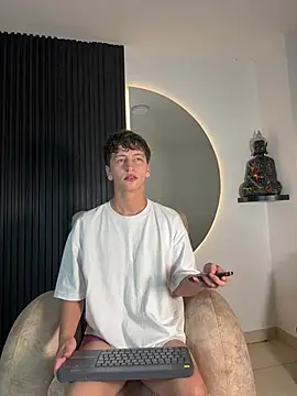 Snapshot of ARON_LUXX chatting on 02/07/26, 03:03 ARON LUXX online show from 02/07/26, 03:03