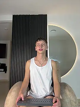 Snapshot of ARON_LUXX chatting on 02/18/26, 03:04 ARON LUXX online show from 02/18/26, 03:04