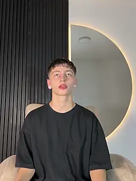 Snapshot of ARON_LUXX chatting on 02/19/26, 03:03 ARON LUXX online show from 02/19/26, 03:03