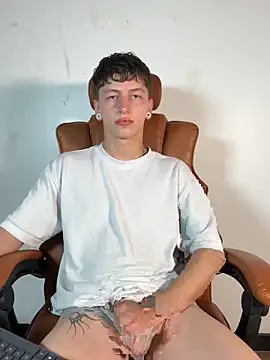 Snapshot of ARON_LUXX chatting on 03/19/26, 11:27 ARON LUXX online show from 03/19/26, 11:27