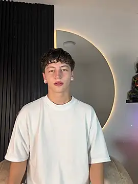 Snapshot of ARON_LUXX chatting on 02/09/26, 03:04 ARON LUXX online show from 02/09/26, 03:04