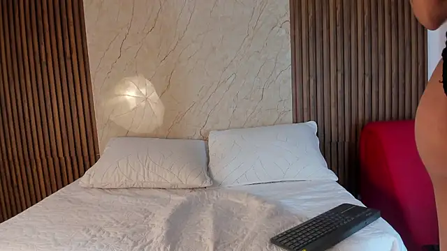 Snapshot of candy_hot_dirty chatting on 02/13/26, 02:33 candy hot dirty online show from 02/13/26, 02:33