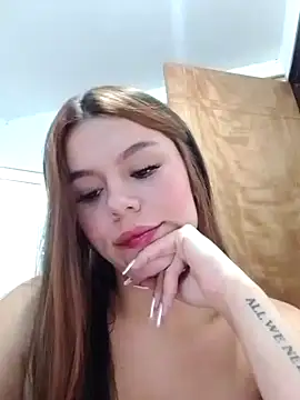 Snapshot of EmiNavarro chatting on 06/25/26, 10:37 EmiNavarro online show from 06/25/26, 10:37