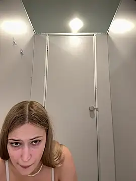 Snapshot of blonde_exe chatting on 07/11/26, 02:39 blonde exe online show from 07/11/26, 02:39