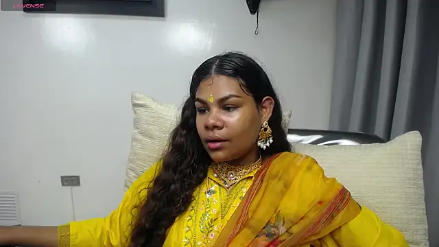 yaazhinii online show from 04/07/26, 11:56