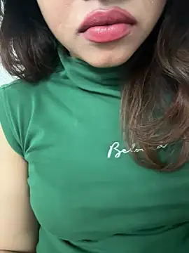 Snapshot of riya_sharma11 chatting on 02/15/26, 12:33 riya sharma11 online show from 02/15/26, 12:33