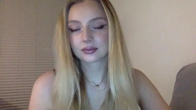 Snapshot of MayaWetDream chatting on 03/01/26, 04:40 MayaWetDream online show from 03/01/26, 04:40