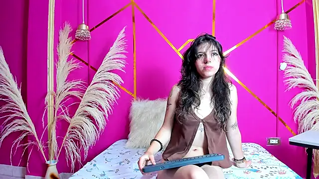 scarletdream5 online show from 04/15/26, 12:21