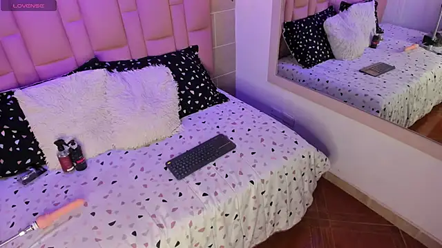 Snapshot of Naomi-Thompson chatting on 02/23/26, 05:02 Naomi-Thompson online show from 02/23/26, 05:02