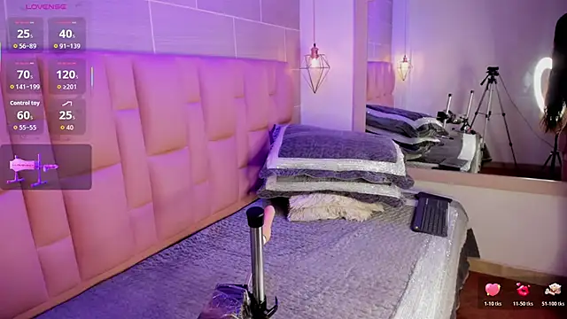 Snapshot of Naomi-Thompson chatting on 02/24/26, 08:21 Naomi-Thompson online show from 02/24/26, 08:21