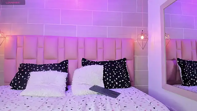 Snapshot of Naomi-Thompson chatting on 02/21/26, 07:27 Naomi-Thompson online show from 02/21/26, 07:27