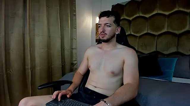 Logan Wolf-js online show from 04/05/26, 03:19