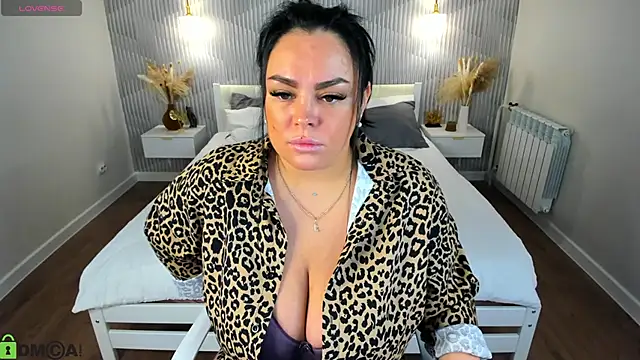 Snapshot of adele_crown chatting on 02/26/26, 01:05 adele crown online show from 02/26/26, 01:05