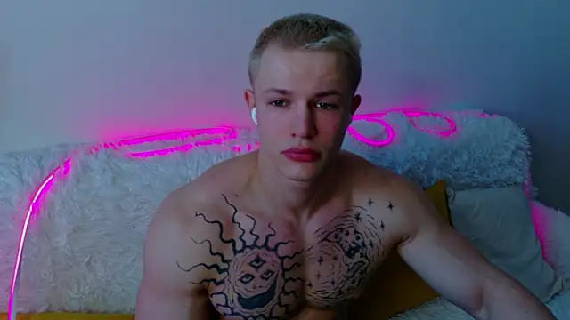 Snapshot of SterlingNoir chatting on 02/07/26, 11:07 SterlingNoir online show from 02/07/26, 11:07