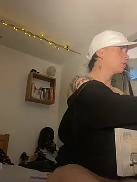 Snapshot of SimonMasseel chatting on 02/21/26, 04:31 SimonMasseel online show from 02/21/26, 04:31