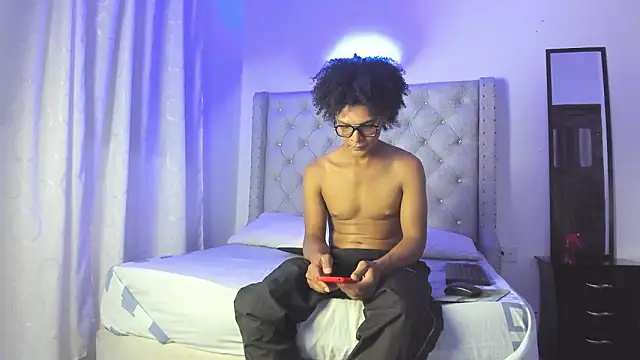 Snapshot of LatinoDark chatting on 02/15/26, 03:18 LatinoDark online show from 02/15/26, 03:18