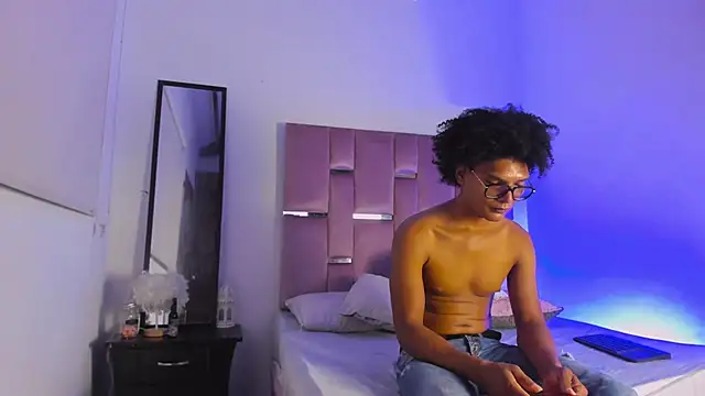 Snapshot of LatinoDark chatting on 02/27/26, 03:29 LatinoDark online show from 02/27/26, 03:29