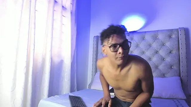 Snapshot of LatinoDark chatting on 02/19/26, 12:35 LatinoDark online show from 02/19/26, 12:35