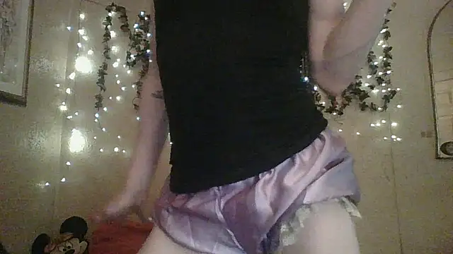 Snapshot of sillymillie4 chatting on 02/10/26, 02:32 sillymillie4 online show from 02/10/26, 02:32