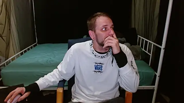 Snapshot of cguffey2284 chatting on 02/25/26, 01:06 cguffey2284 online show from 02/25/26, 01:06