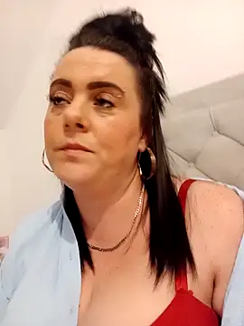 Snapshot of louisa36 chatting on 02/15/26, 10:41 louisa36 online show from 02/15/26, 10:41