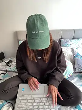 RachelWeisz  online show from 04/18/26, 06:32